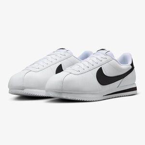 Nike Cortez in black and white. In EUC.